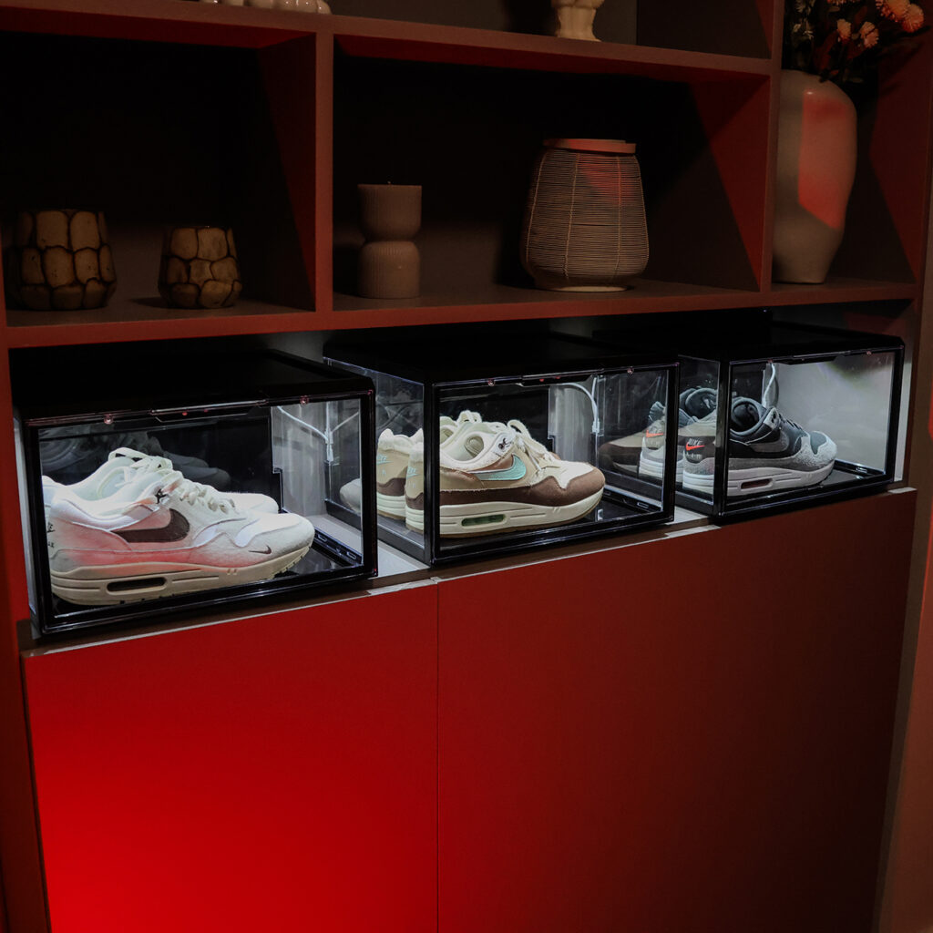 Boîte à sneakers LED noire