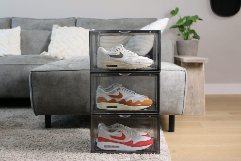 Boîte noire contenant les chaussures Nike Air Max 1